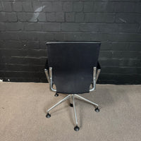 Vitra Meda Chair – Klassischer Konferenzstuhl / Bürodrehstuhl in schwarzem Leder