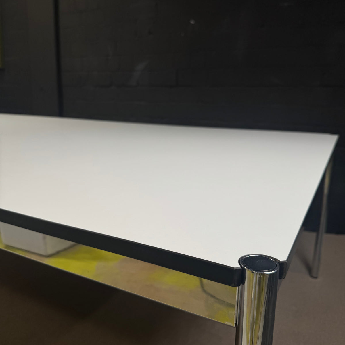 USM Haller Konferenztisch / Besprechungstisch – Weiß – 250 × 150 cm – Chrom