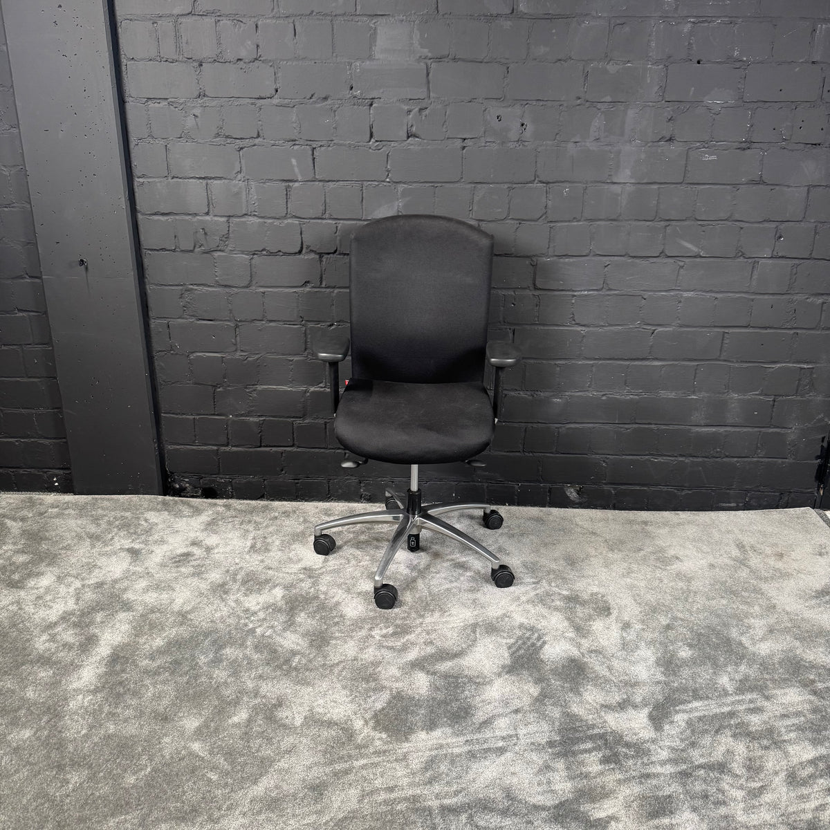 KÜHL Bürodrehstuhl – Ergonomischer Schreibtischstuhl mit Armlehnen – Schwarz