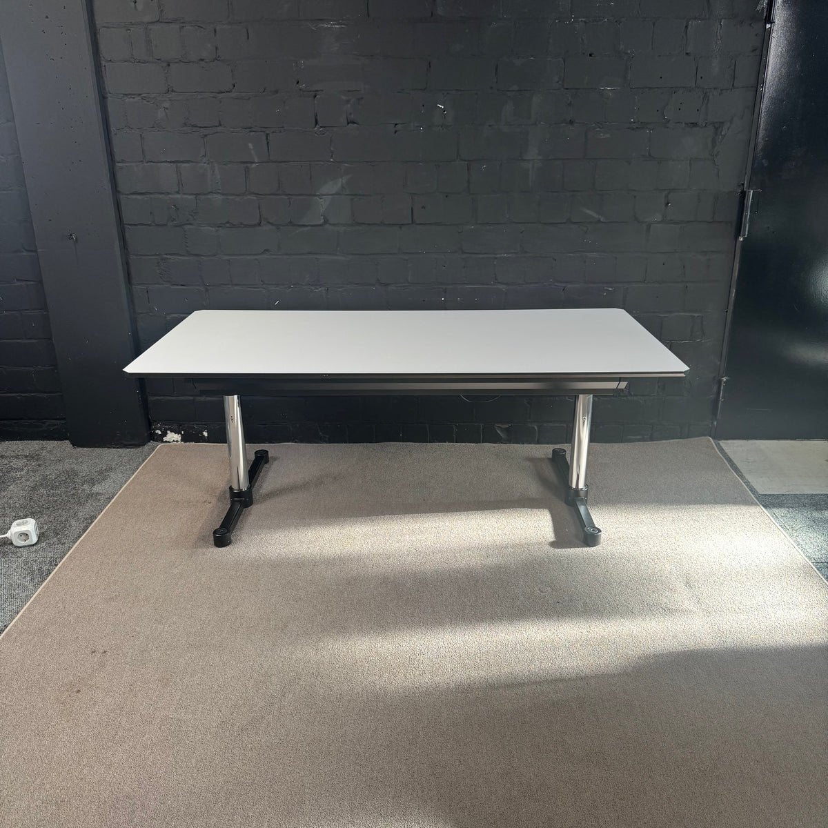 USM Kitos Schreibtisch – elektrisch höhenverstellbar – 179 × 89 cm – Sitz-Steh-Tisch
