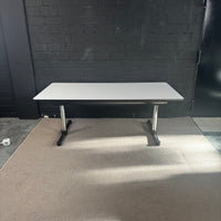 USM Kitos Schreibtisch – elektrisch höhenverstellbar – 179 × 89 cm – Sitz-Steh-Tisch