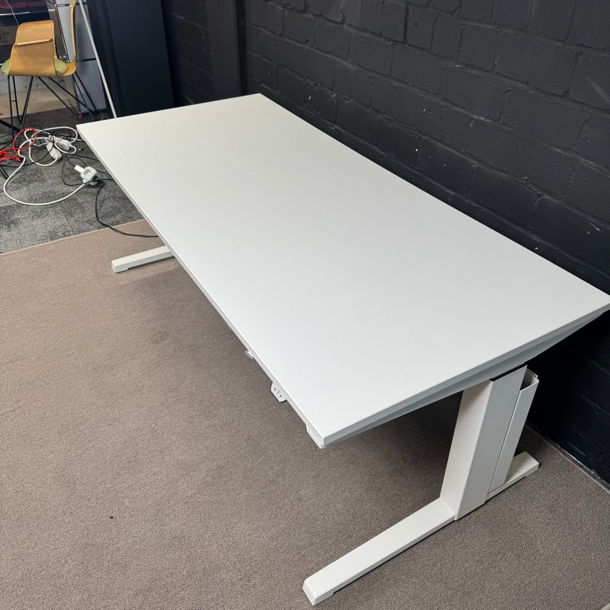Steelcase elektrisch höhenverstellbarer Schreibtisch 180 x 80 cm – Weiß
