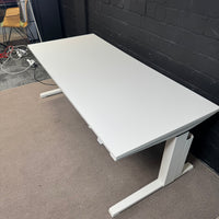 Steelcase elektrisch höhenverstellbarer Schreibtisch 180 x 80 cm – Weiß