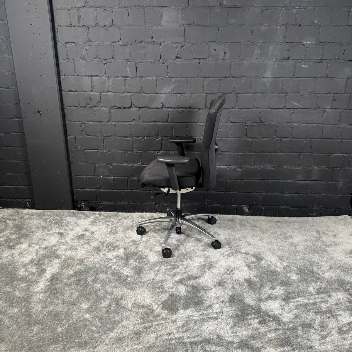 KÜHL Bürodrehstuhl – Ergonomischer Schreibtischstuhl mit Armlehnen – Schwarz