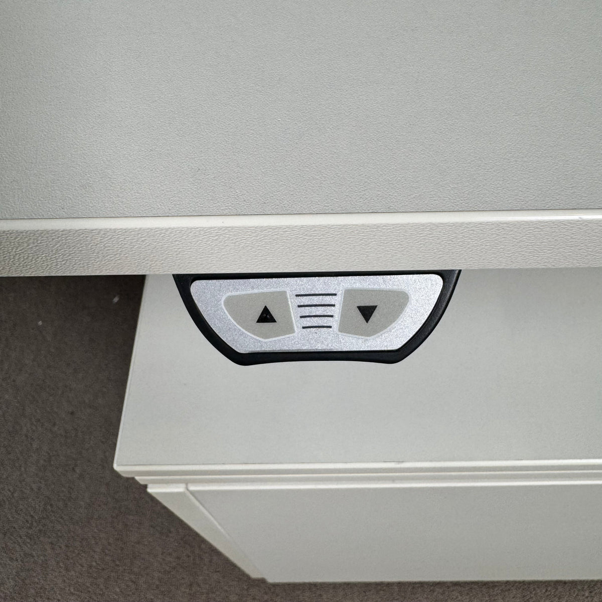 Elektrisch höhenverstellbarer Schreibtisch 180 × 80 cm – Weiß/Silber – 70–118 cm