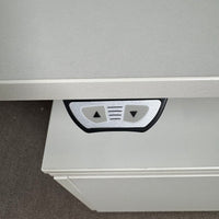 Elektrisch höhenverstellbarer Schreibtisch 180 × 80 cm – Weiß/Silber – 70–118 cm
