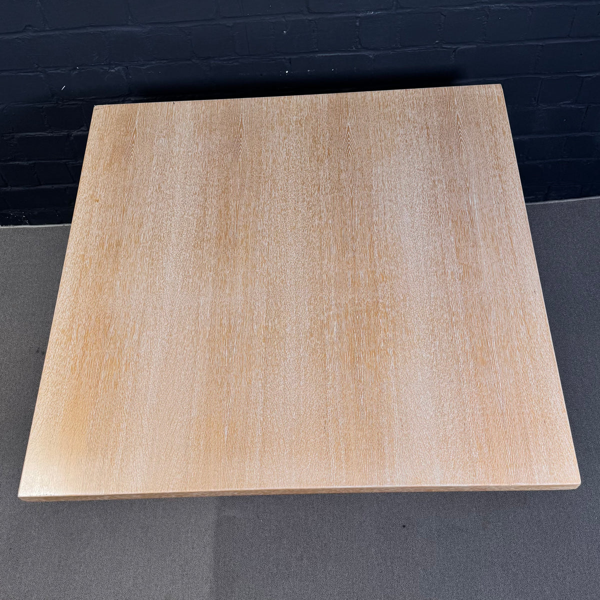 Vitra Eames Contract Table – Quadratischer Design-Tisch mit heller Holzplatte