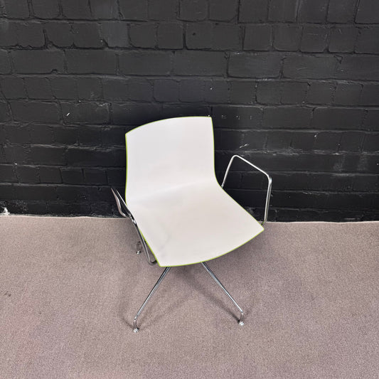 Arper Catifa 46 in weiß/grün – Eleganter Designer-Konferenzstuhl Zweifarbig mit Armlehnen