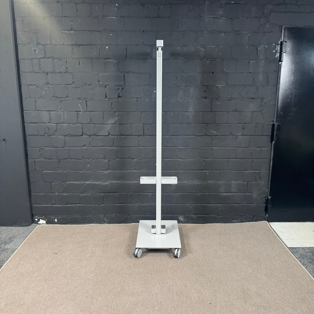 Steelcase Garderobenständer auf Rollen – mobile Büro-Garderobe mit 6 Haken – Weiß