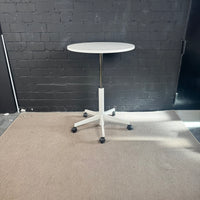 Steelcase höhenverstellbarer Stehtisch / Besprechungstisch – Ø 80 cm – Weiß – Rollbar