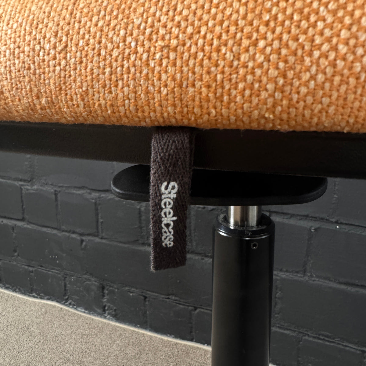 Steelcase B-Free Sit Stehhilfe, höhenverstellbar, Apricot