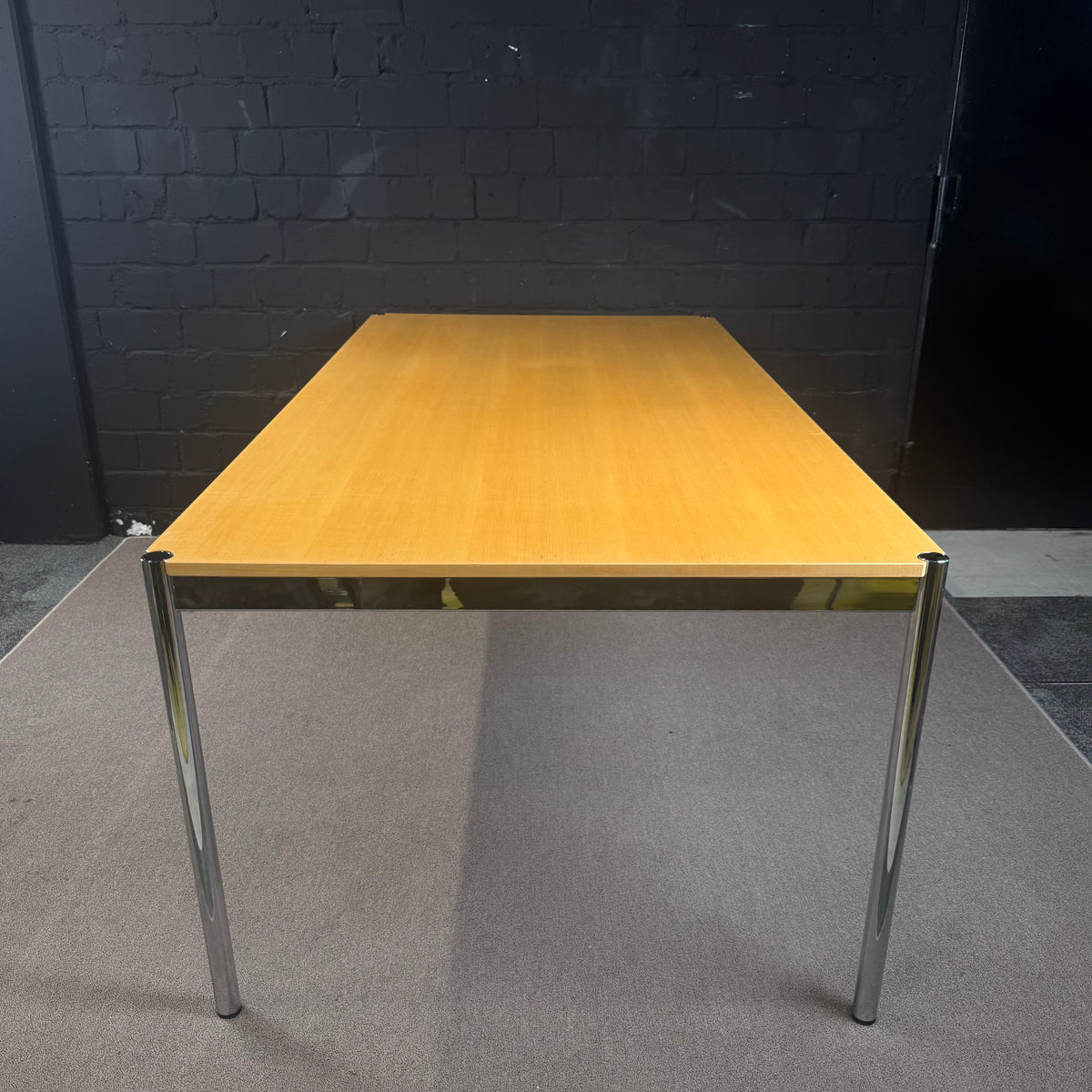 USM Haller Tisch – Klassischer Design-Schreibtisch in Echtholzfurier (Ahorn)