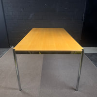 USM Haller Tisch – Klassischer Design-Schreibtisch in Echtholzfurier (Ahorn)
