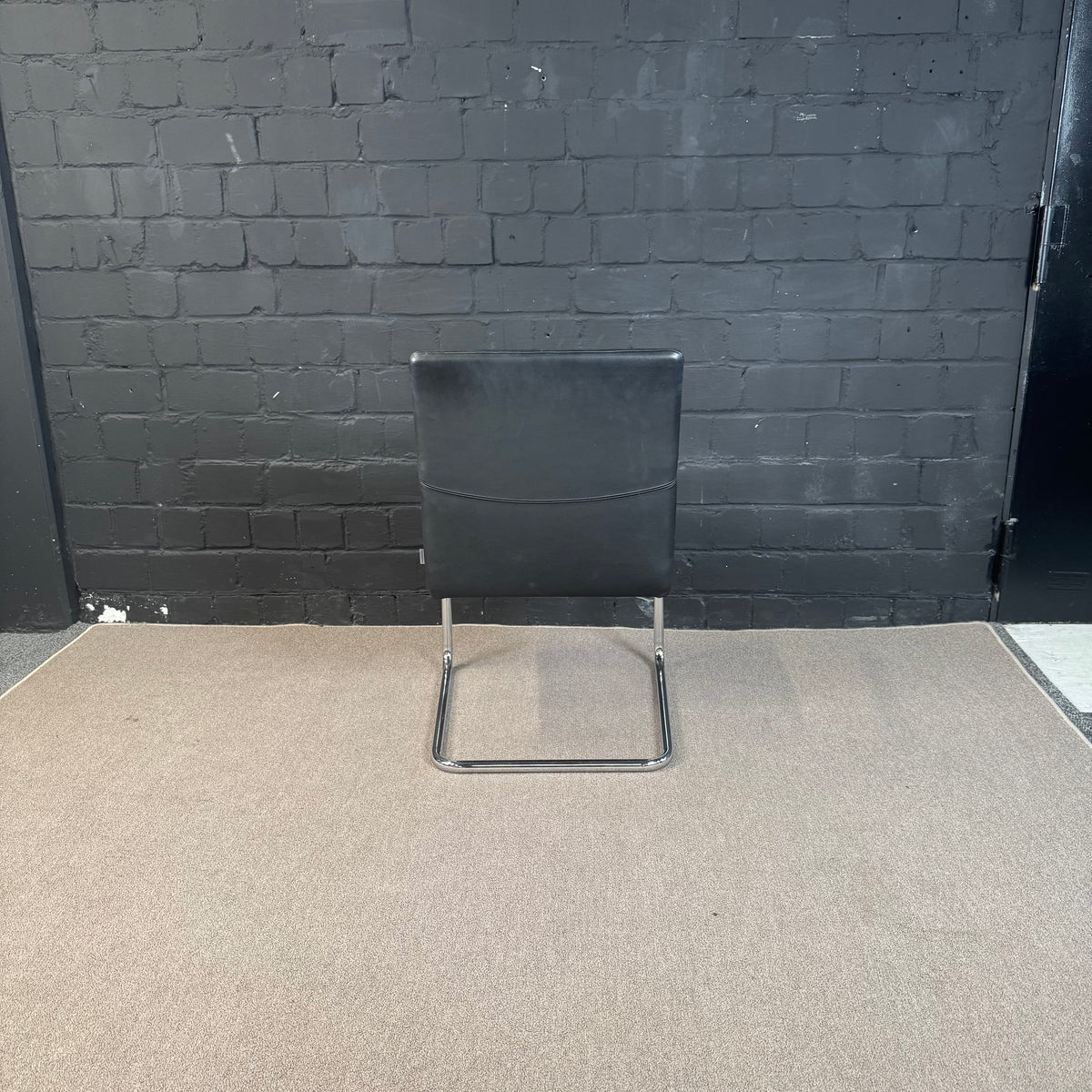Walter Knoll Freischwinger – Konferenzstuhl aus schwarzem Leder mit Chromgestell