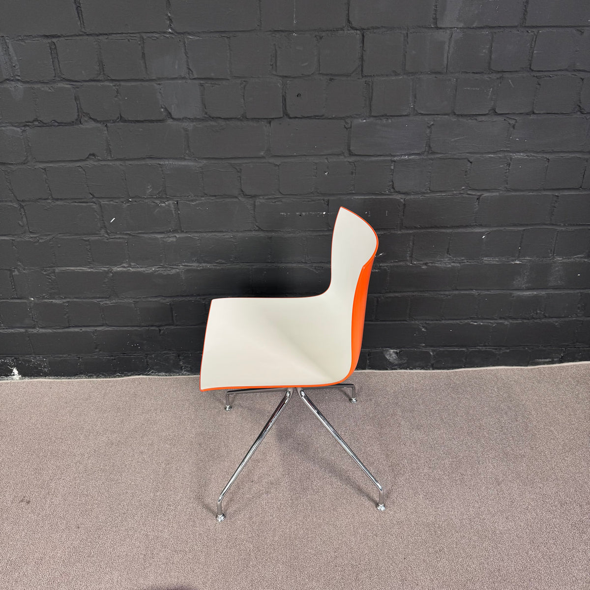 Arper Catifa 46 in weiß/orange – Eleganter Designer-Konferenzstuhl Zweifarbig