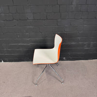 Arper Catifa 46 in weiß/orange – Eleganter Designer-Konferenzstuhl Zweifarbig