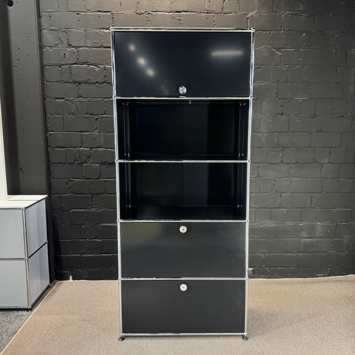 USM Haller Regal Graphitschwarz, 5 Raster + 3 Klappen, 75 × 179 cm