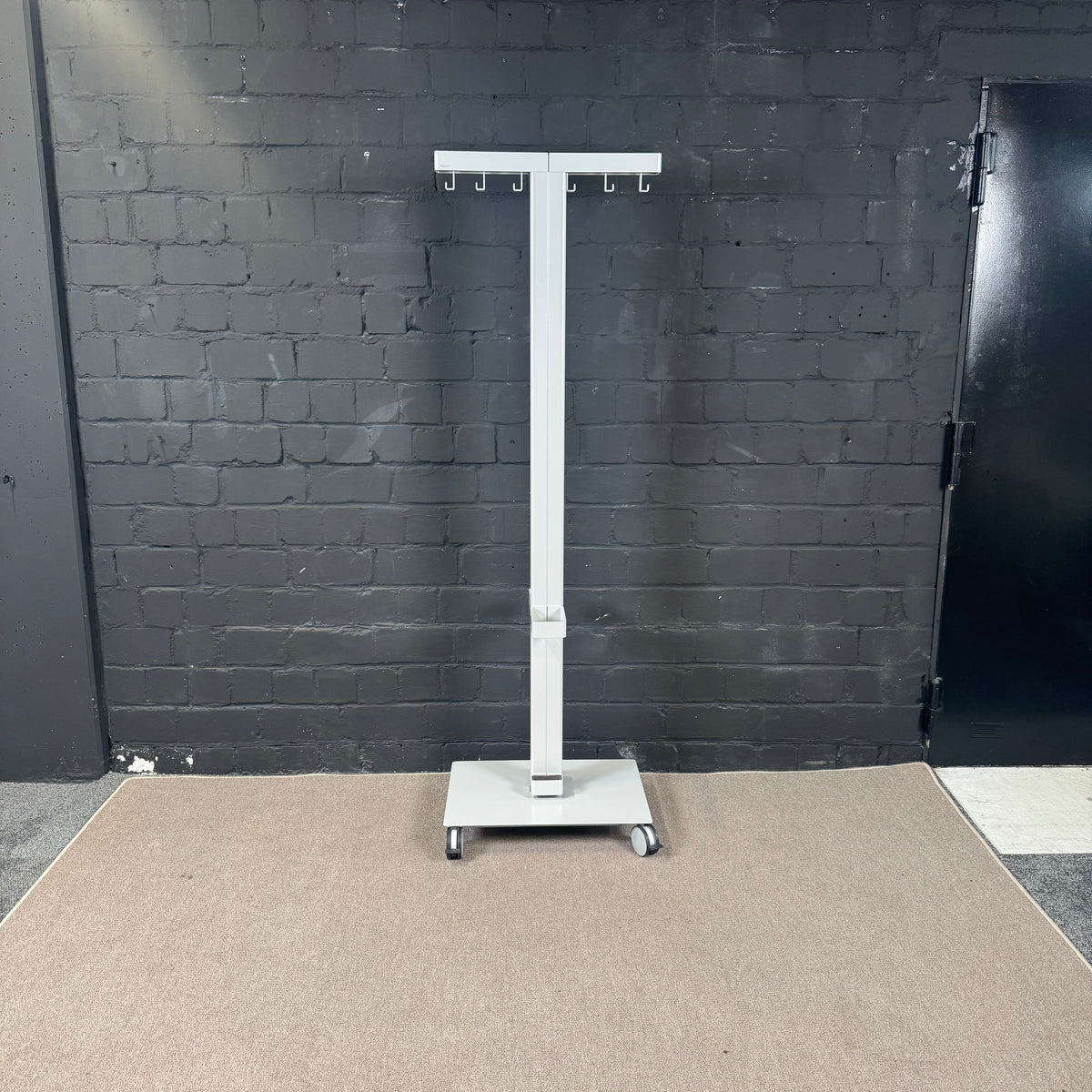 Steelcase Garderobenständer auf Rollen – mobile Büro-Garderobe mit 6 Haken – Weiß