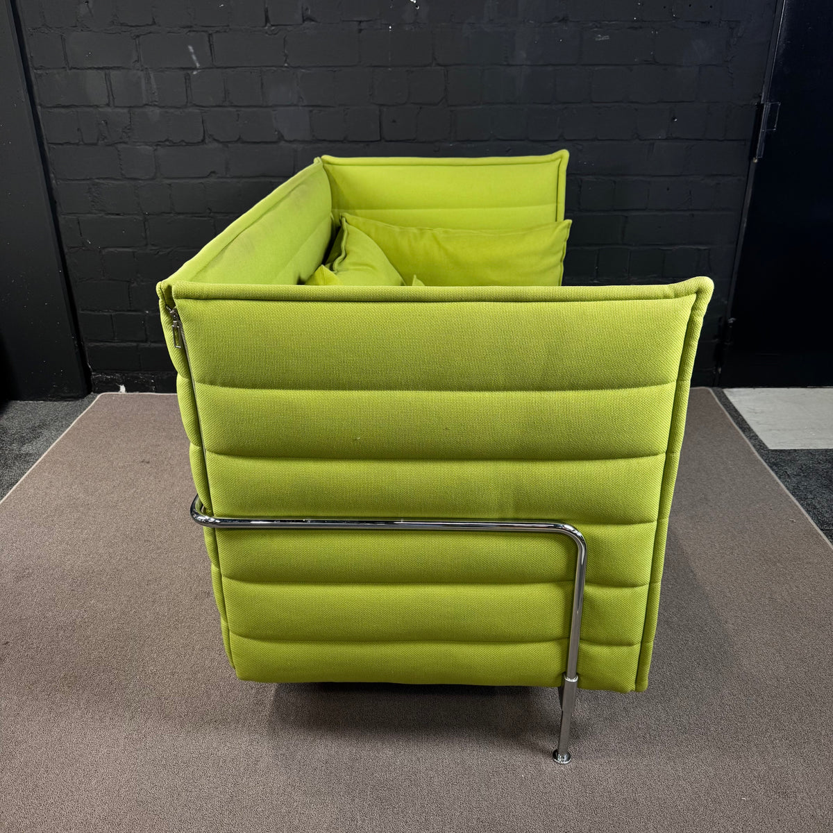 Vitra Alcove Sofa – Kompaktes 2-Sitzer Design-Sofa in Hellgrün