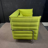 Vitra Alcove Sofa – Kompaktes 2-Sitzer Design-Sofa in Hellgrün