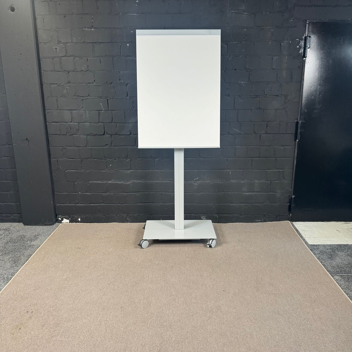 Steelcase mobiles Whiteboard / Präsentationsboard auf Rollen – Weiß / Silber