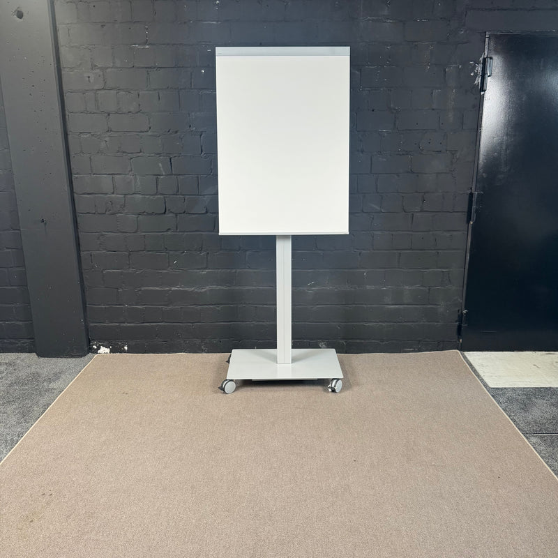 Steelcase mobiles Whiteboard / Präsentationsboard auf Rollen – Weiß / Silber