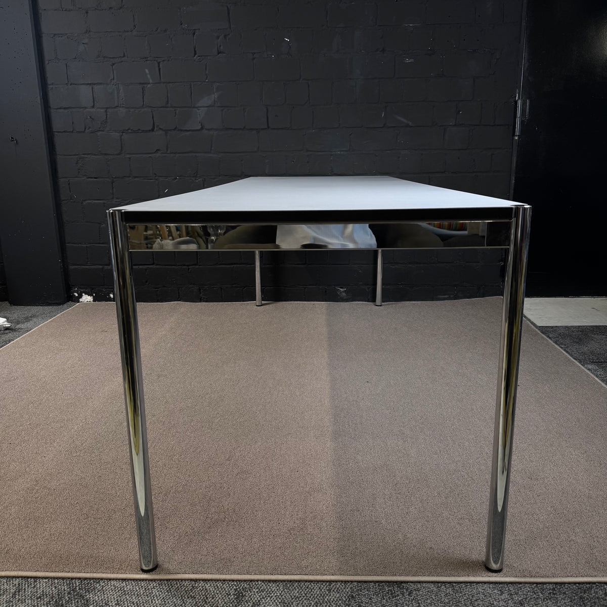 USM Haller Tisch – Designklassiker Schreibtisch / Konferenztisch (225 x75 x 75 cm)