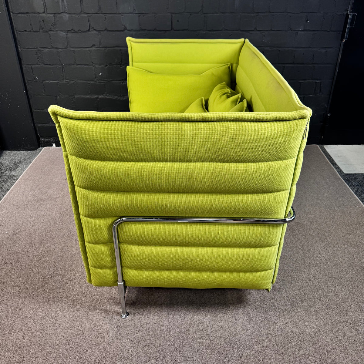 Vitra Alcove Sofa – Kompaktes 2-Sitzer Design-Sofa in Hellgrün