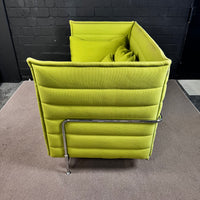 Vitra Alcove Sofa – Kompaktes 2-Sitzer Design-Sofa in Hellgrün