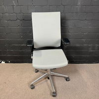 Ahrend Office Set – Elektrischer Steh-Sitz-Schreibtisch und Bürodrehstuhl