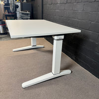Steelcase Ology – Elektrisch höhenverstellbarer Schreibtisch | 120 × 80 cm | Weiß