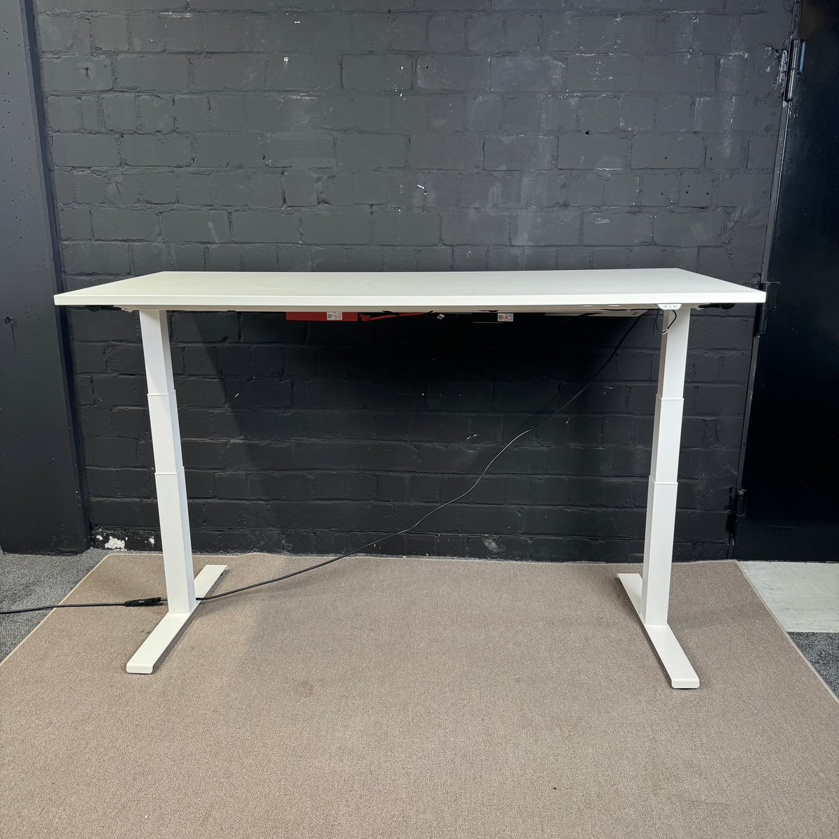 Kinnarps Polaris elektrisch höhenverstellbarer Schreibtisch – Weiß – 180 × 80 cm
