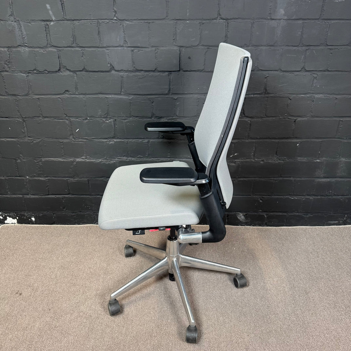 Ahrend Office Set – Elektrischer Steh-Sitz-Schreibtisch und Bürodrehstuhl
