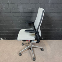 Ahrend Office Set – Elektrischer Steh-Sitz-Schreibtisch und Bürodrehstuhl
