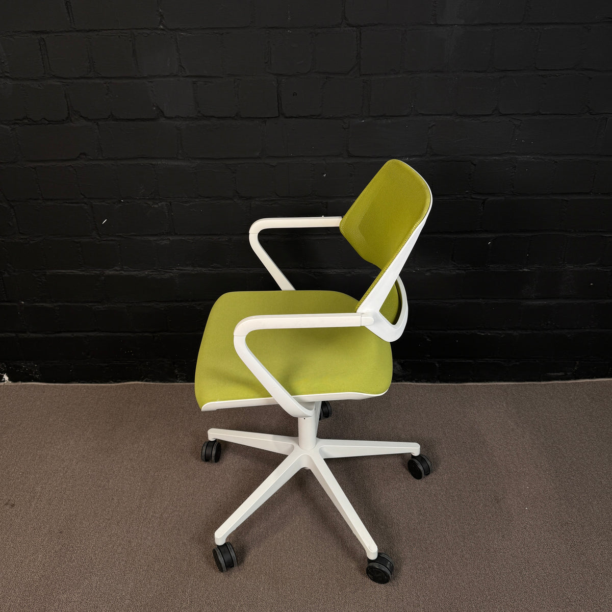 Steelcase QiVi Konferenzstuhl – Ergonomischer Meeting-Drehstuhl grün/weiß
