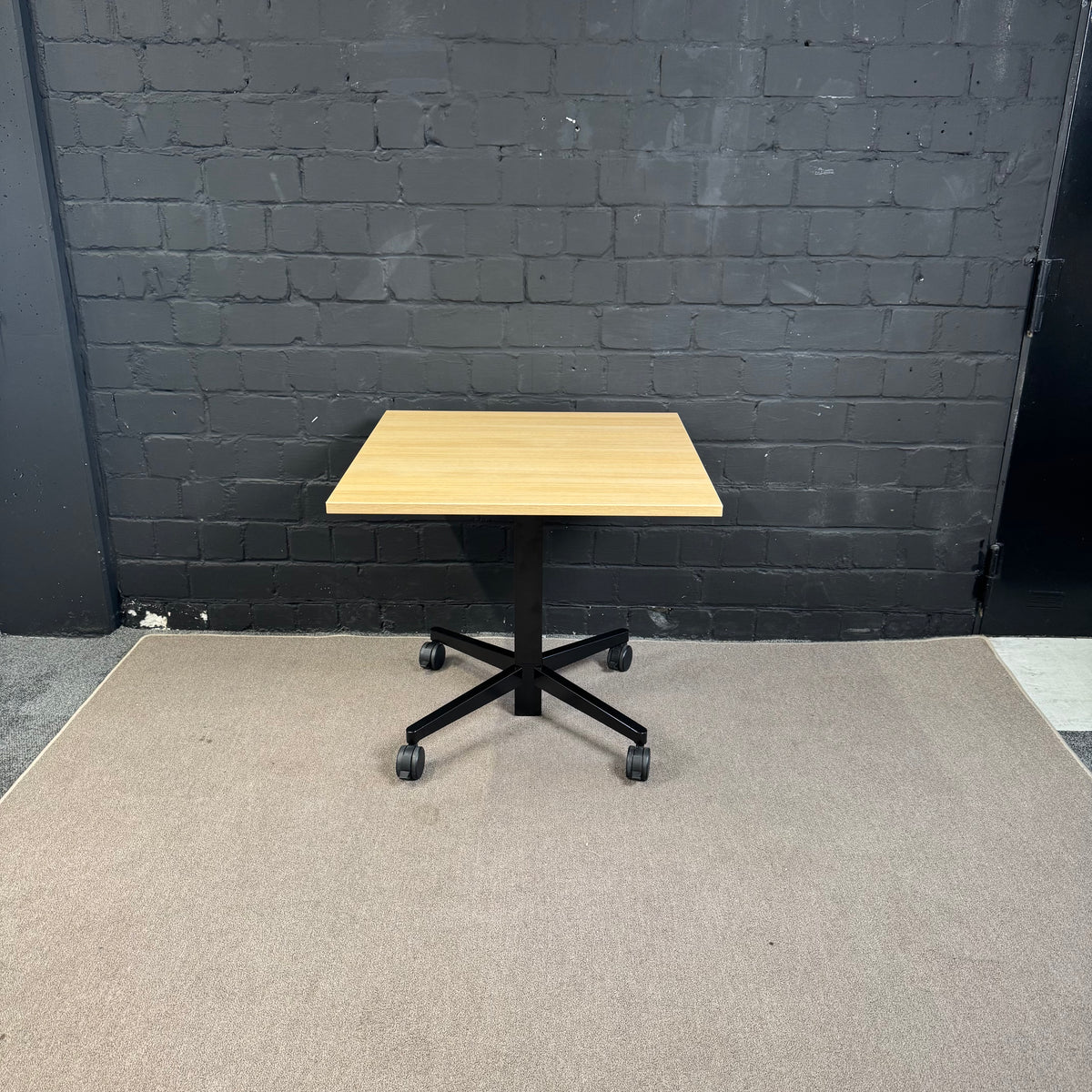 ASSMANN Mobiler Stehtisch – Höhenverstellbar 72–115 cm – Holzoptik – Schwarz – Auf Rollen
