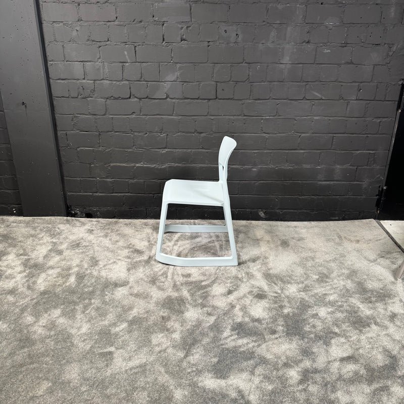 Vitra Tip Ton Chair – Designerstuhl – Edward Barber & Jay Osgerby – Hellbalau – Kunststoffstuhl