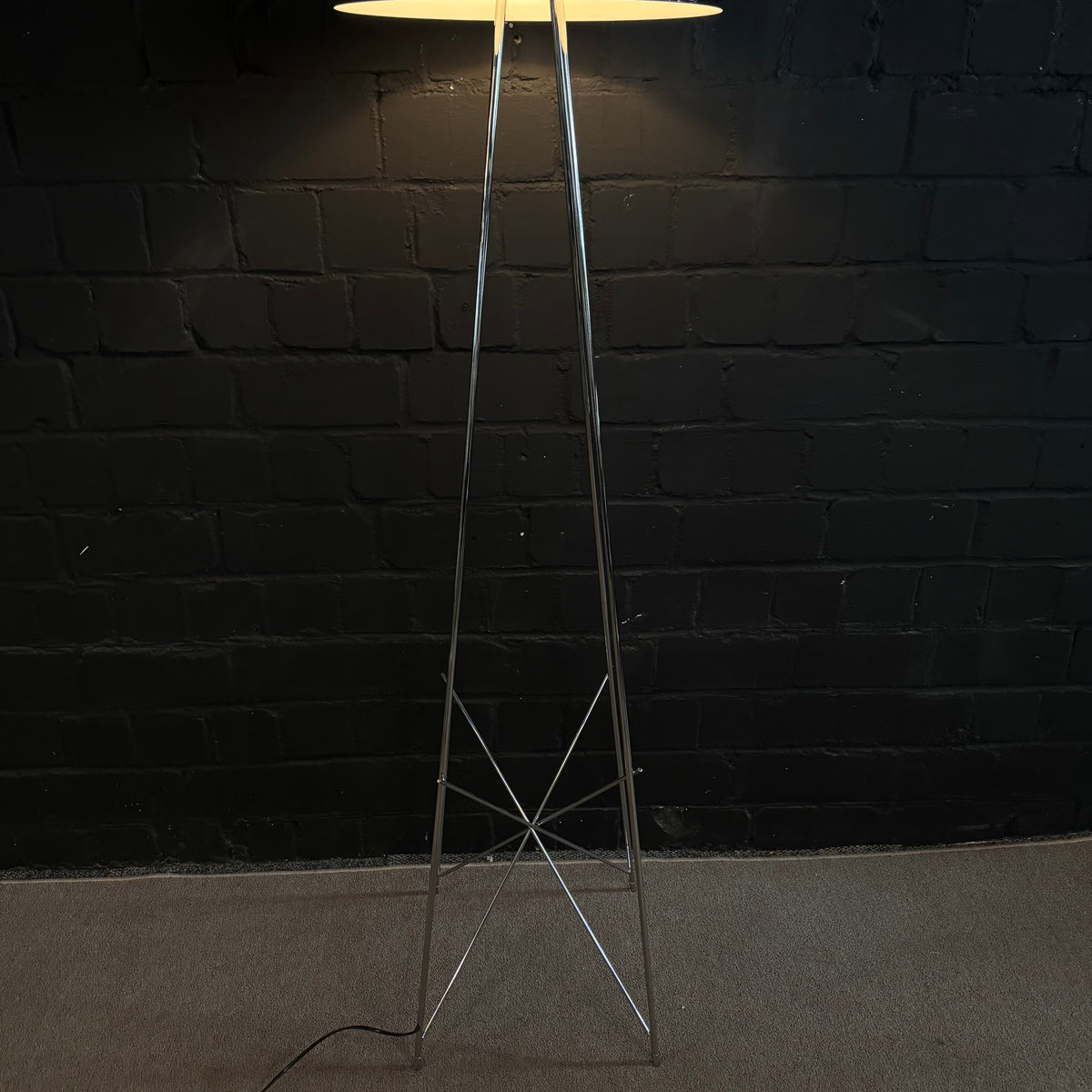 Flos Ray Floor 2 – Design-Stehleuchte mit filigranem Chromgestell und schwarzem Schirm
