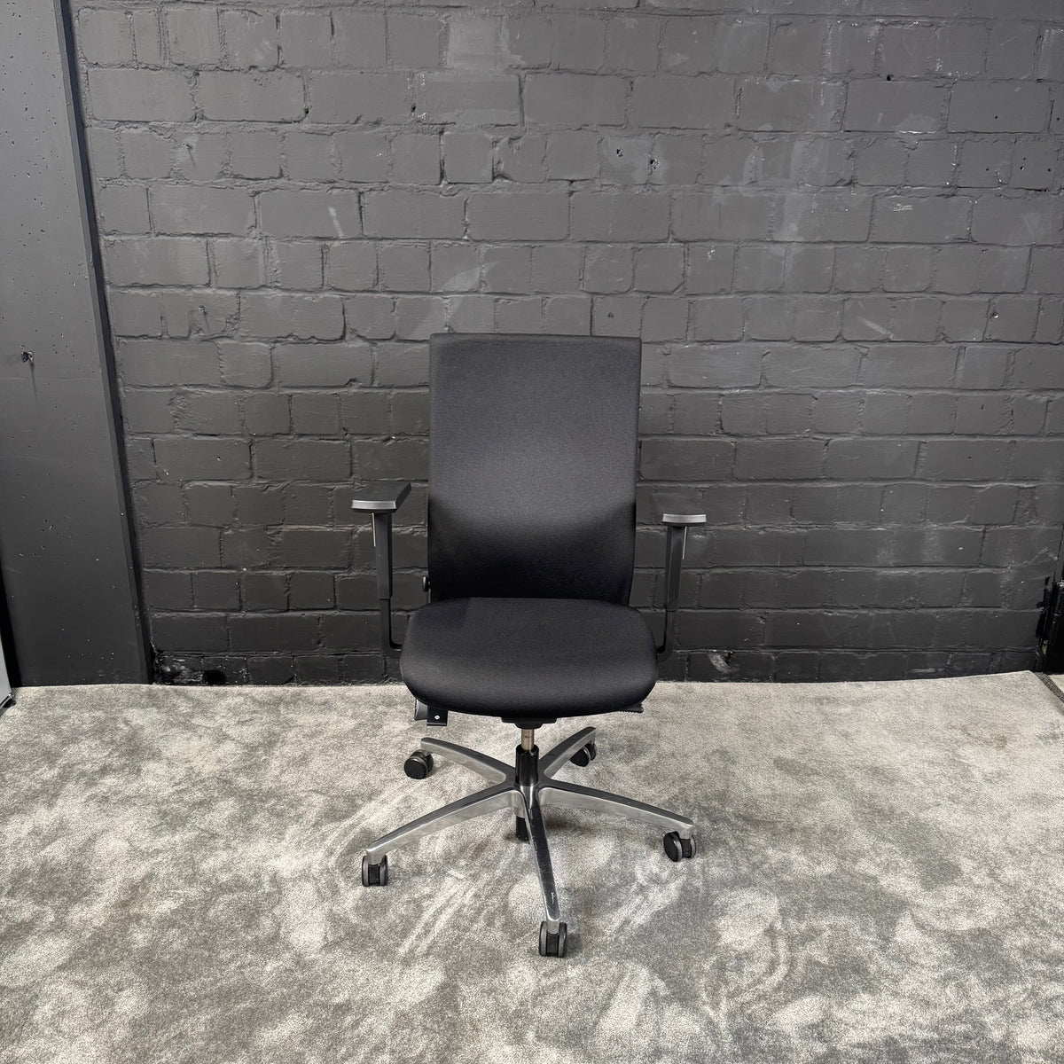 Dauphin ergonomischer Bürodrehstuhl – Schwarz – mit Armlehnen – höhenverstellbar – Aluminium-Fußkreuz