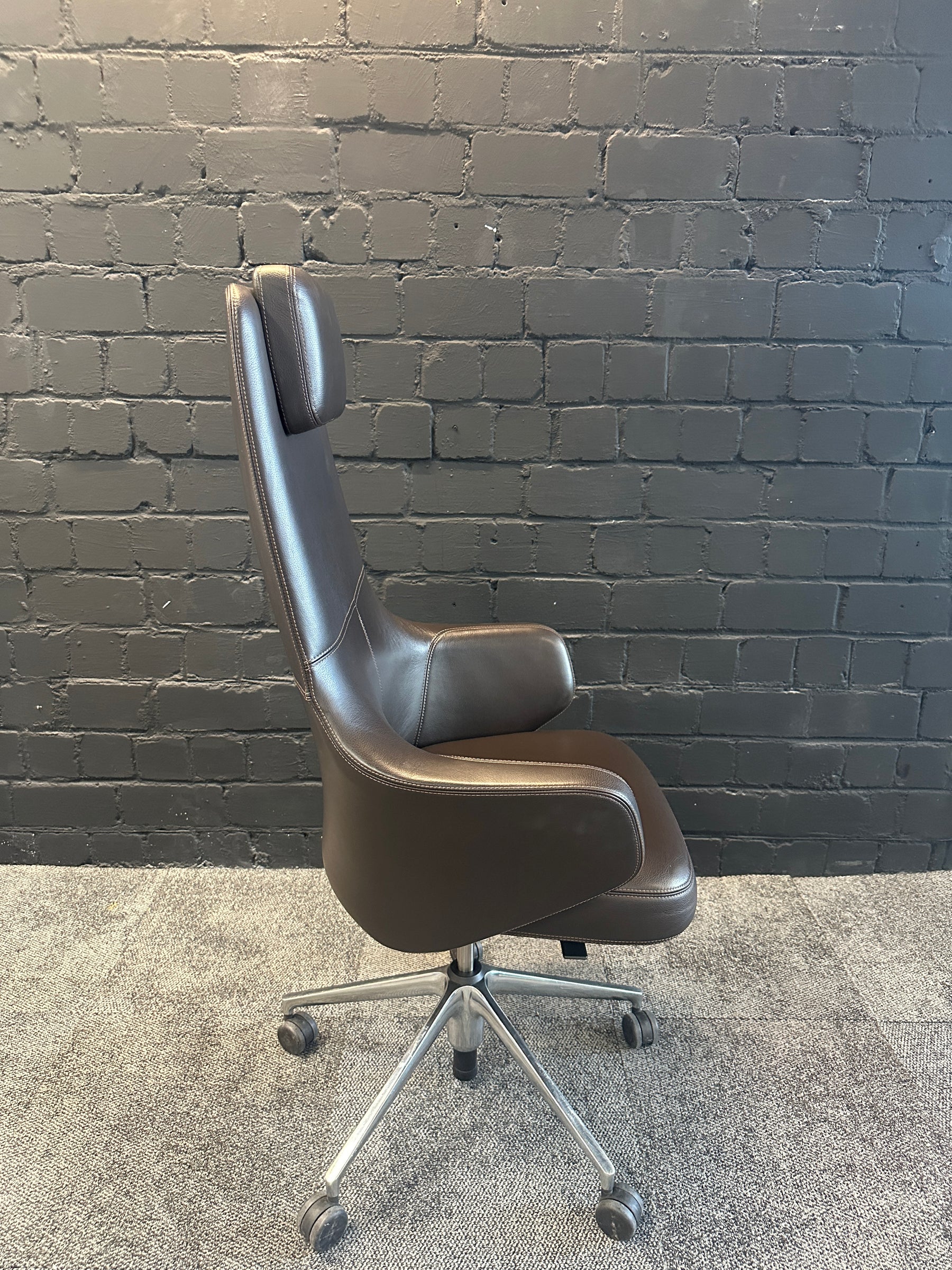 Vitra Grand Executive Highback Bürostuhl braunes Leder gebraucht - Ansicht 3