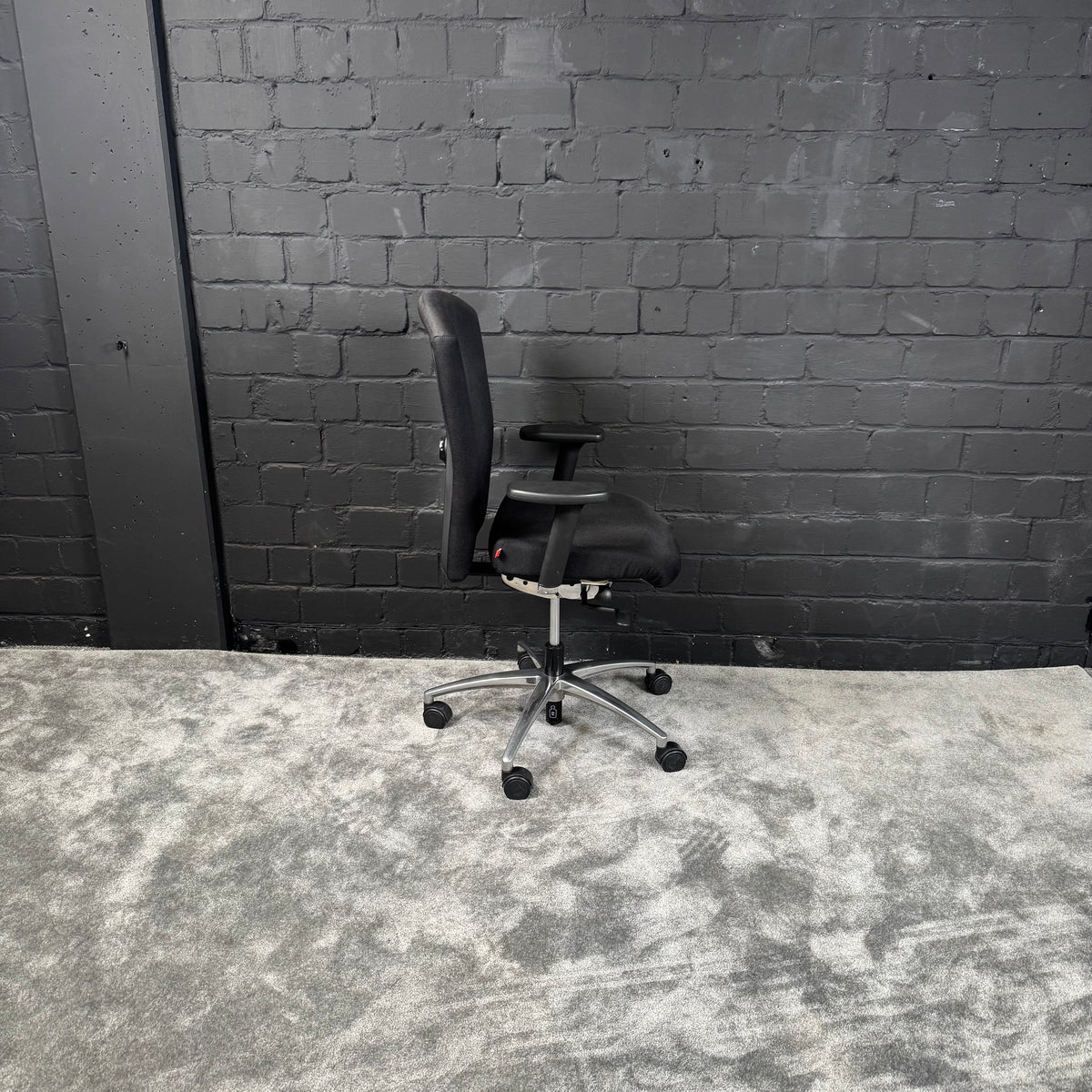 KÜHL Bürodrehstuhl – Ergonomischer Schreibtischstuhl mit Armlehnen – Schwarz
