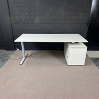 Elektrisch höhenverstellbarer Schreibtisch 180 × 80 cm – Weiß/Silber – 70–118 cm