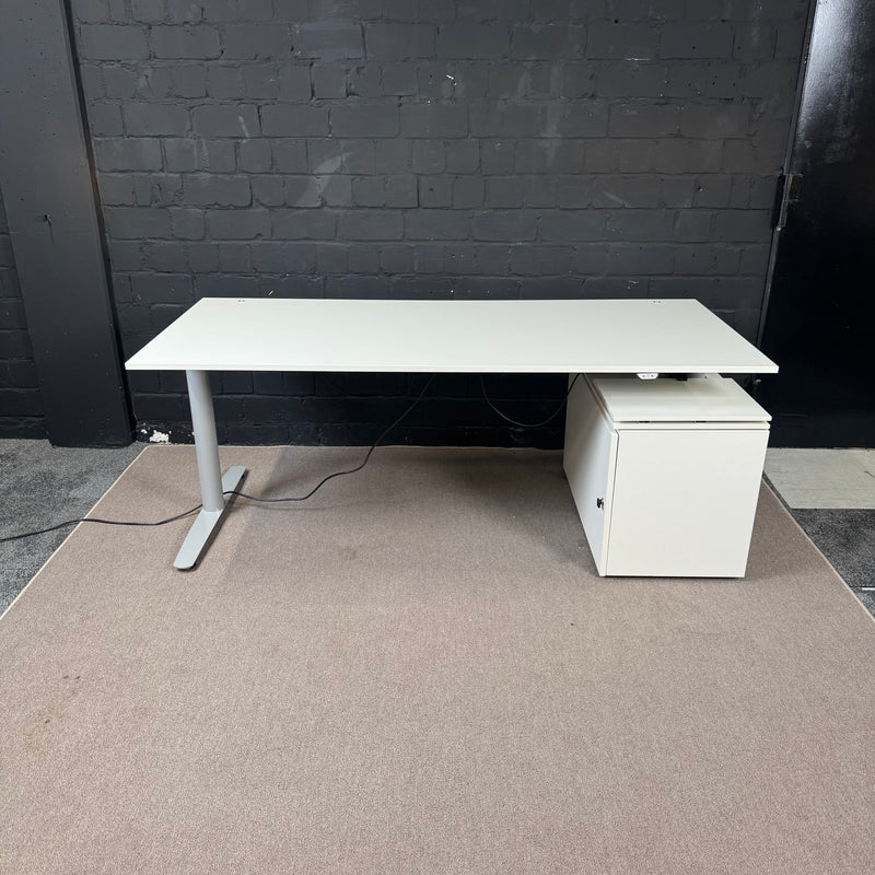 Elektrisch höhenverstellbarer Schreibtisch 180 × 80 cm – Weiß/Silber – 70–118 cm