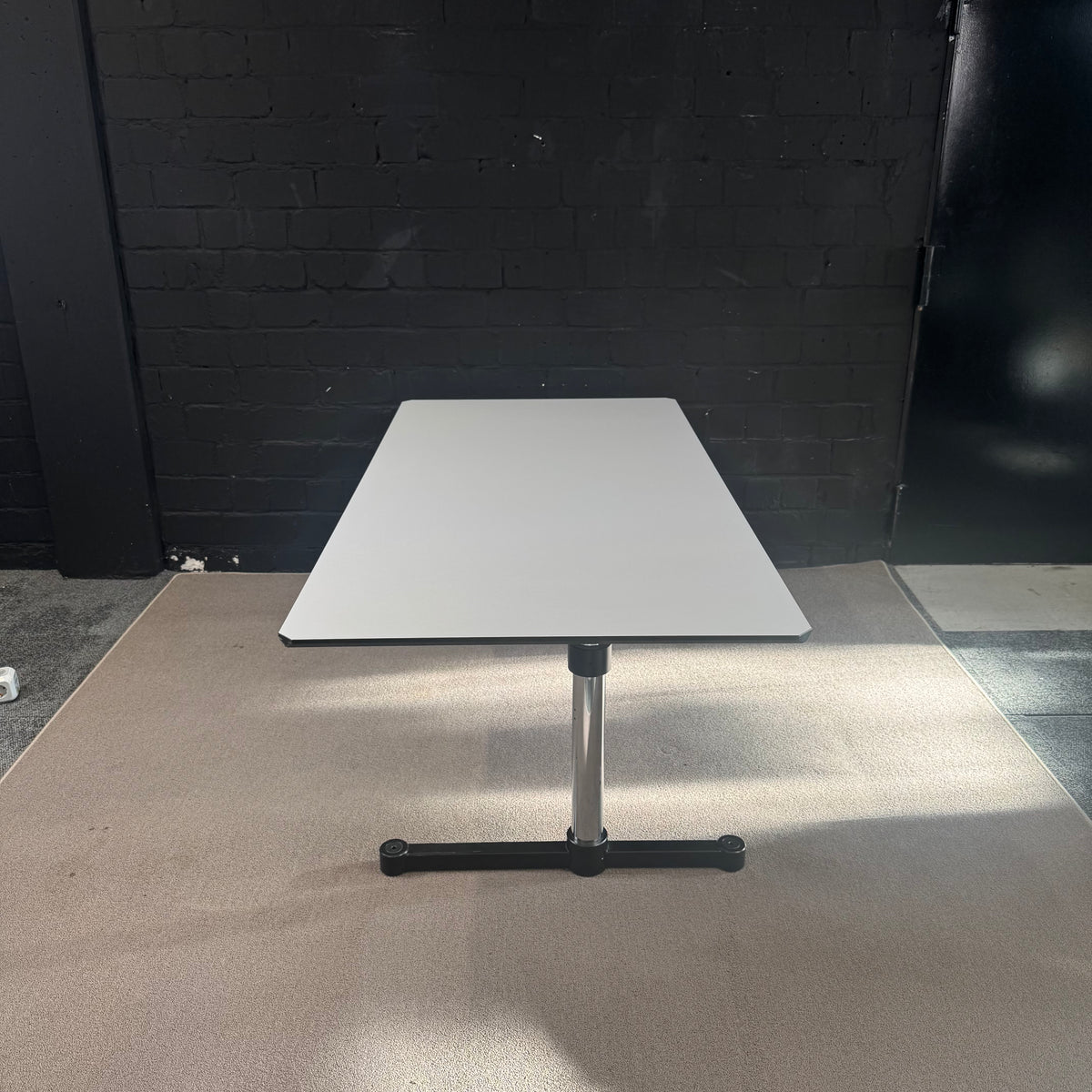 USM Kitos Schreibtisch – elektrisch höhenverstellbar – 179 × 89 cm – Sitz-Steh-Tisch