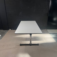 USM Kitos Schreibtisch – elektrisch höhenverstellbar – 179 × 89 cm – Sitz-Steh-Tisch