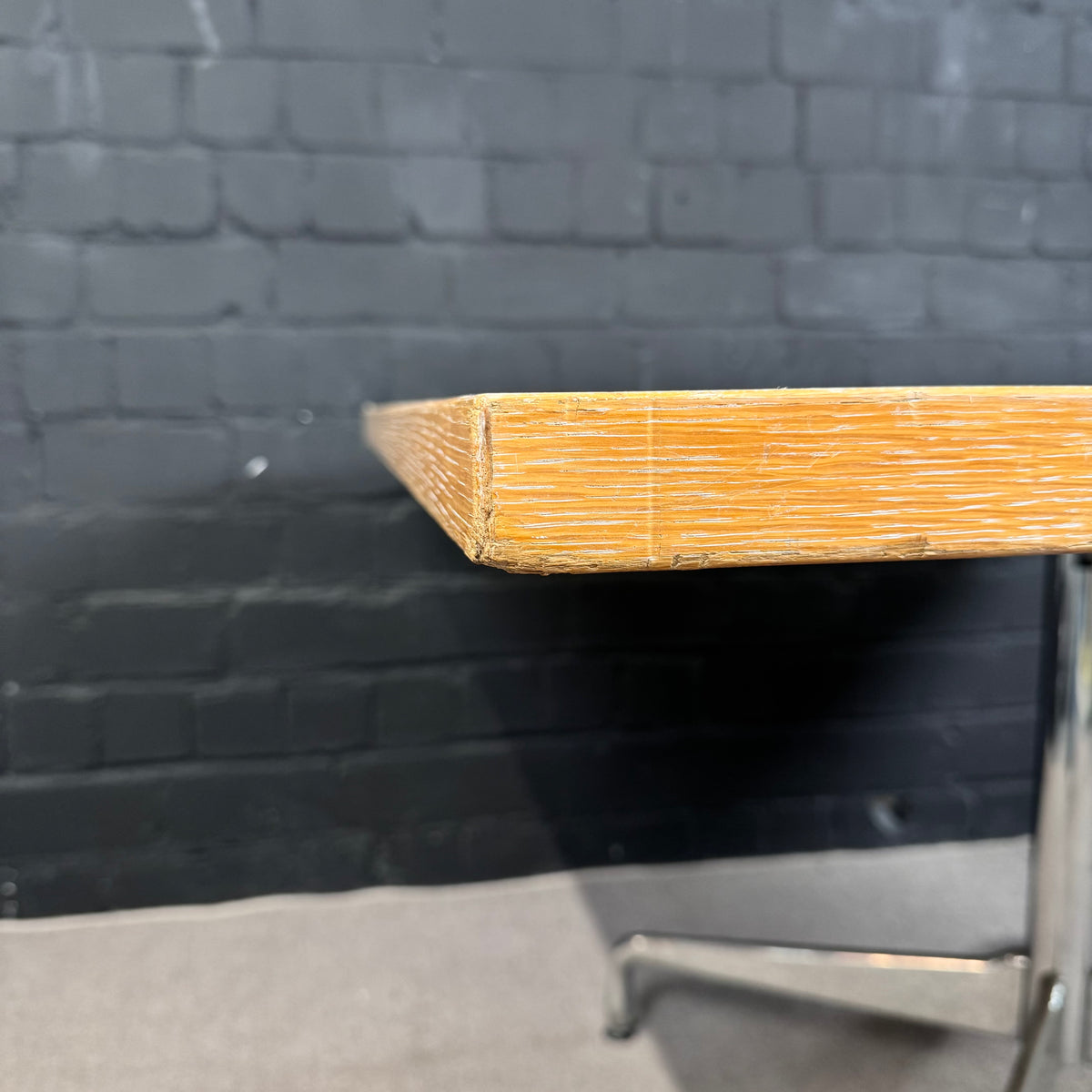 Vitra Eames Contract Table – Quadratischer Design-Tisch mit heller Holzplatte
