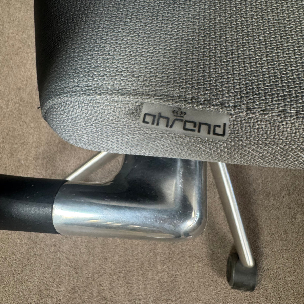 Ahrend Office Set – Elektrischer Steh-Sitz-Schreibtisch und Bürodrehstuhl