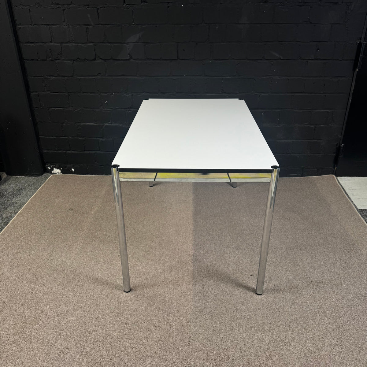 USM Haller Tisch 125 × 75 cm Weiß Chrom – Schreibtisch Bürotisch Designklassiker