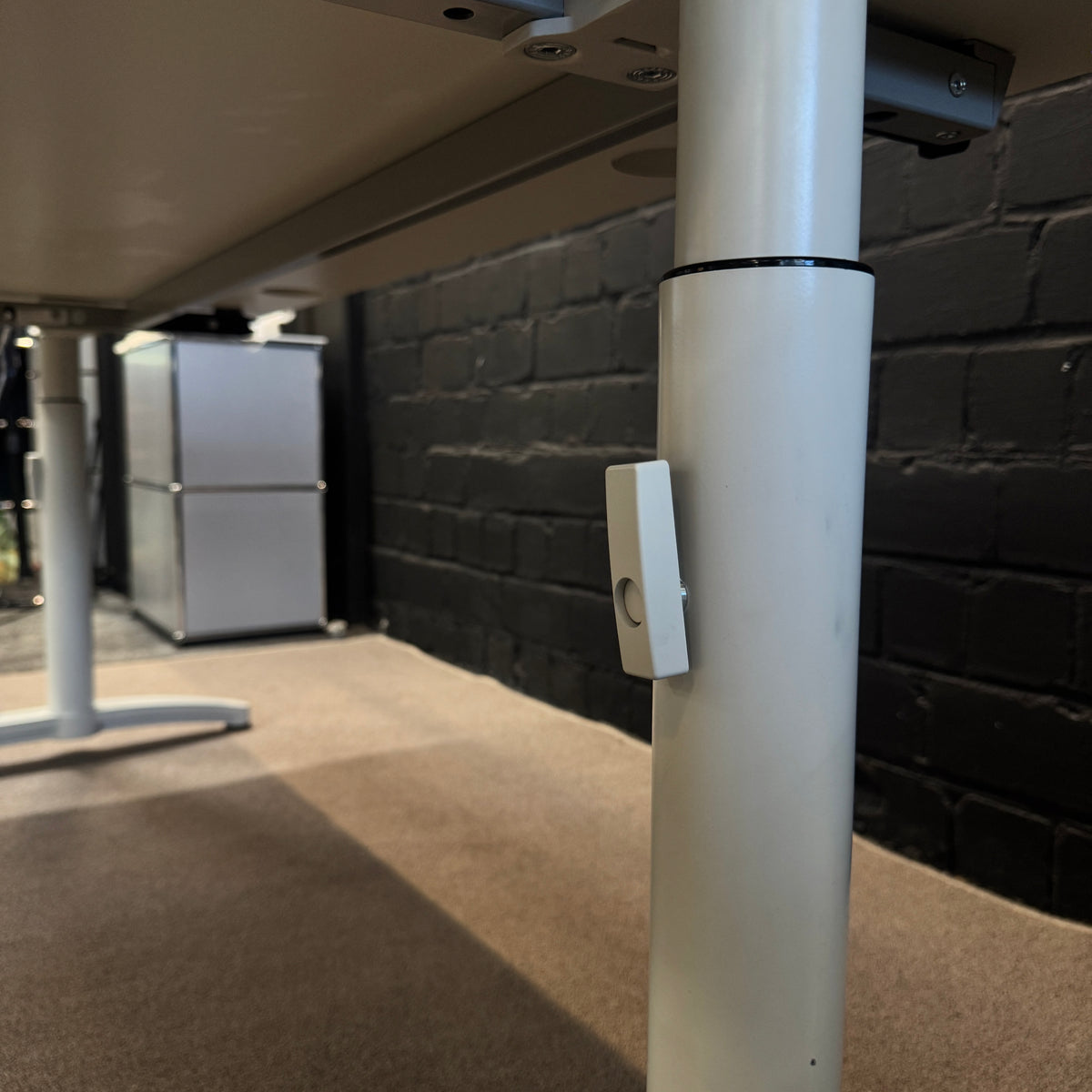 Smart Office Set: Assmann Tisch & Rollcontainer + König + Neurath Stuhl (Lichtgrau)