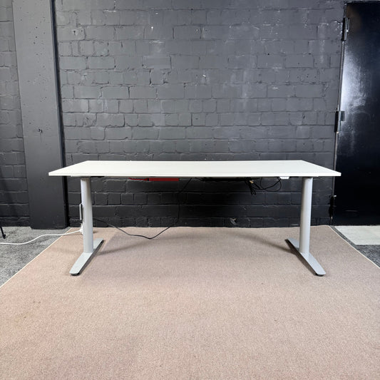 Kinnarps Schreibtisch elektrisch höhenverstellbar 180 × 80 cm – Lichtgrau/Weiß